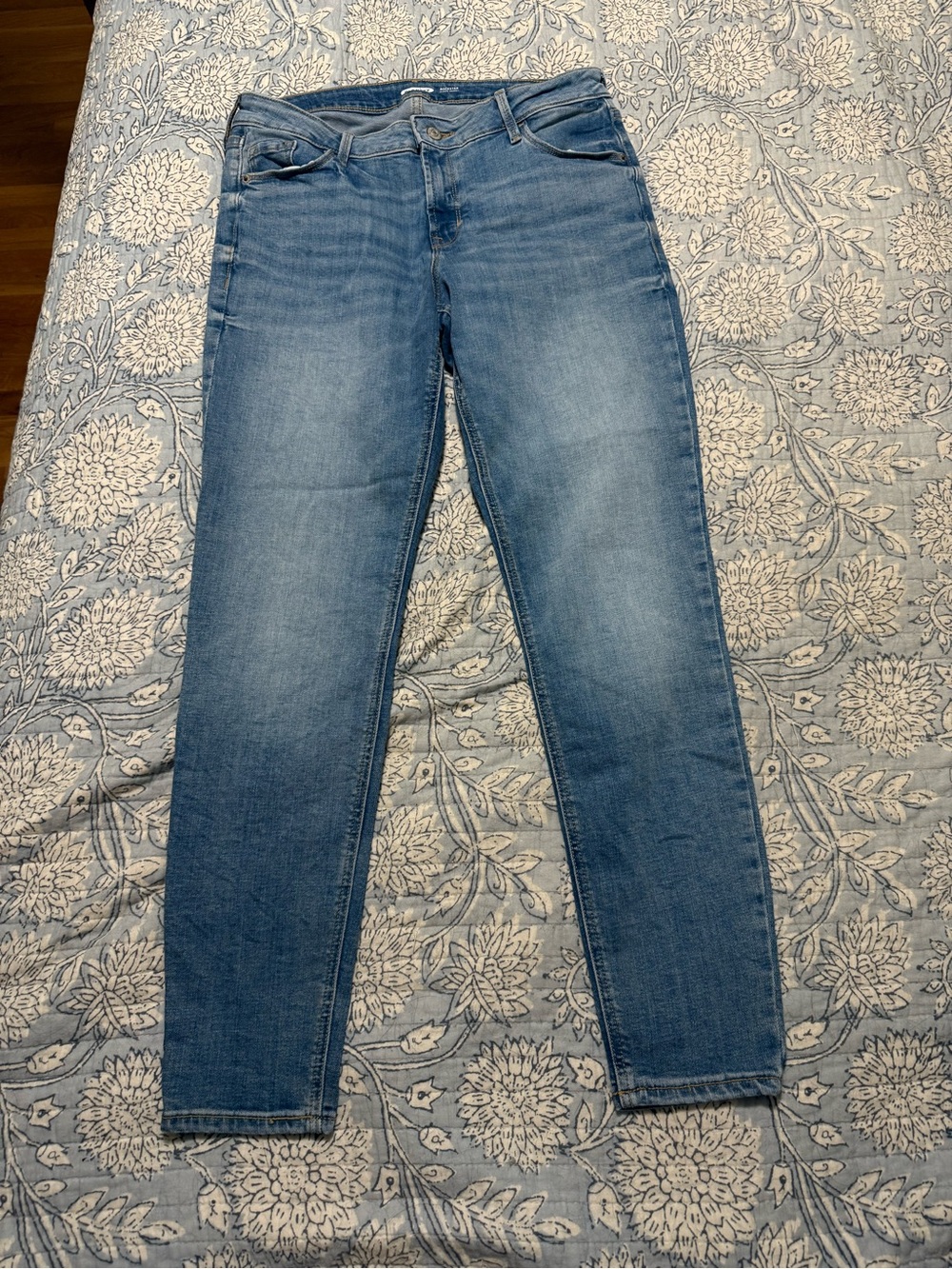 Old Navy Women’s Skinny Jeans in Light Blue Wash